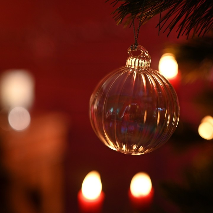 Boule de Noël en verre 60mm strié